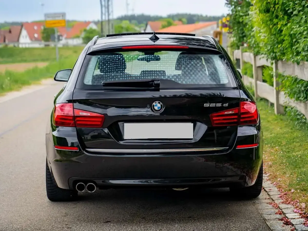 Gebraucht BMW 525 Luxury Line 218 PS (160 kW) 2016 Black sapphire metallic Kombi