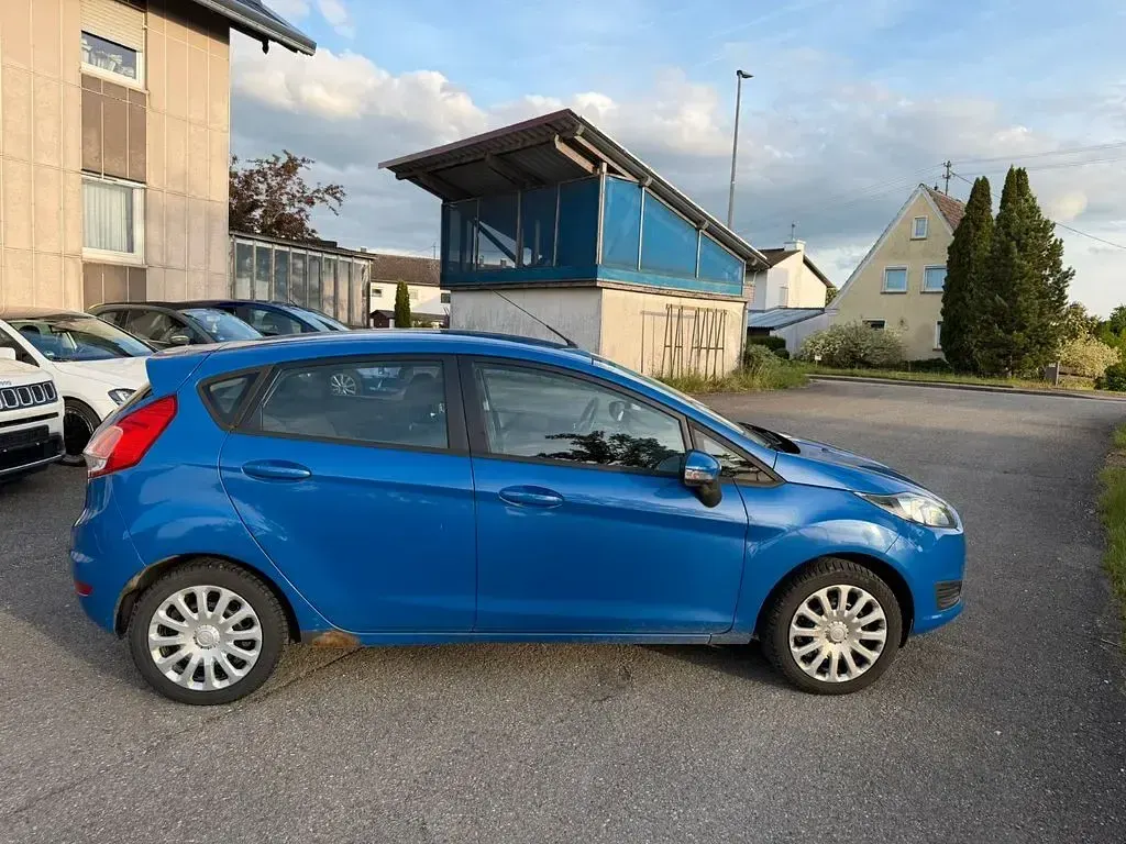 Gebraucht Ford Fiesta Trend 82 PS (60 kW) 2013 Blau Limousine
