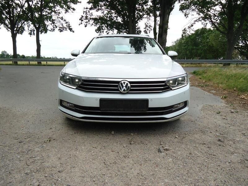 Weiß Gebraucht 2017 VW Passat Kombi | 9.990 € (Superpreis) - Bild 1/4