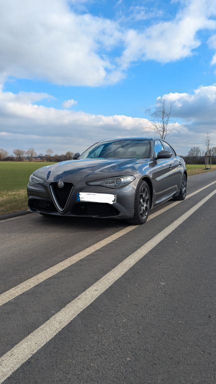Grau Gebraucht 2019 Alfa Romeo Giulia Business Limousine | 15.900 € (Superpreis) - Bild 1/4