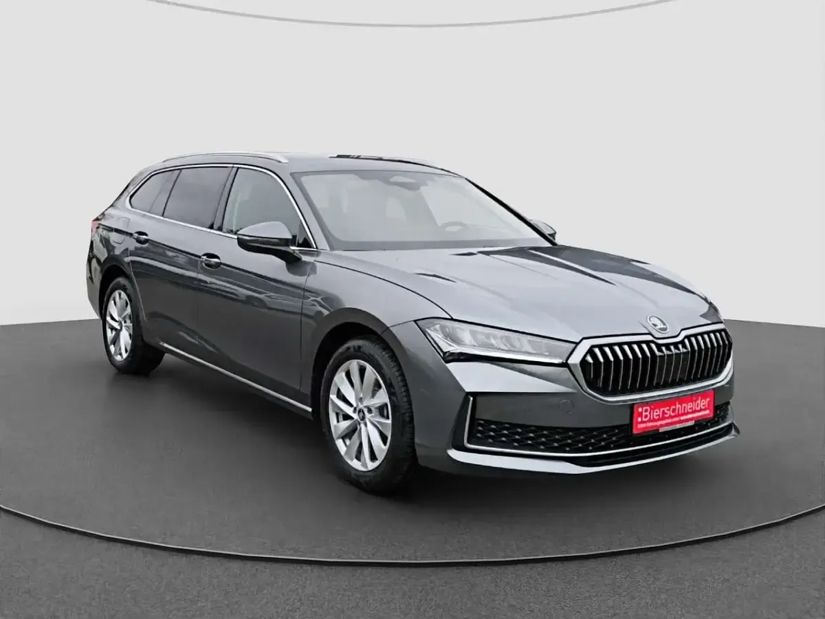 Neu Skoda Superb Selection 193 PS (141 kW) 2025 Grau Kombi