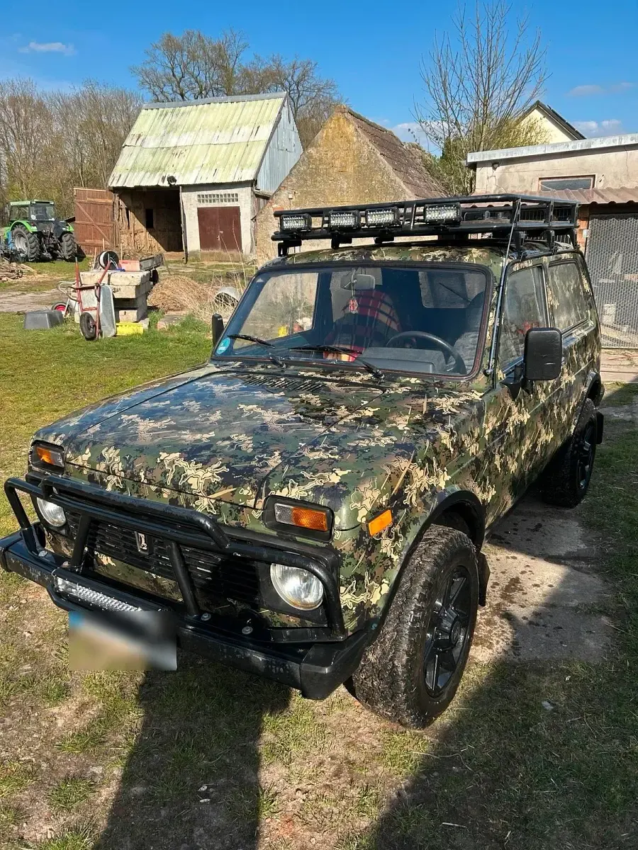 Second-hand Lada niva 83 CP (61 kW) 2002 Andere farben SUV
