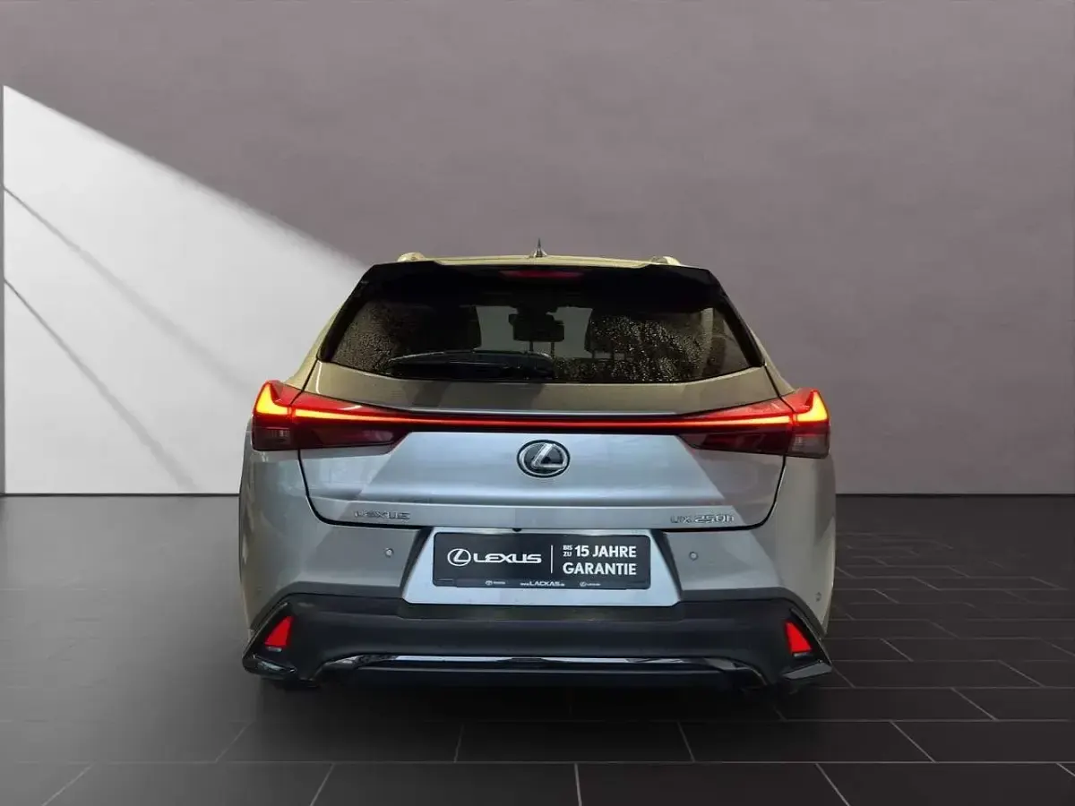 Gebraucht Lexus UX Sport Line 184 PS (135 kW) 2025 Silber SUV