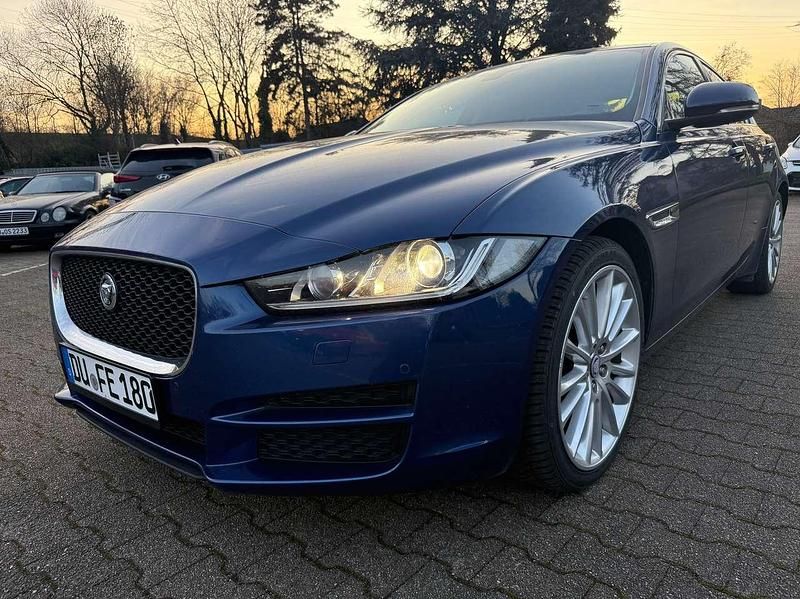 Usata Jaguar XE Prestige 179 CV (131 kW) 2016 Blu Berlina