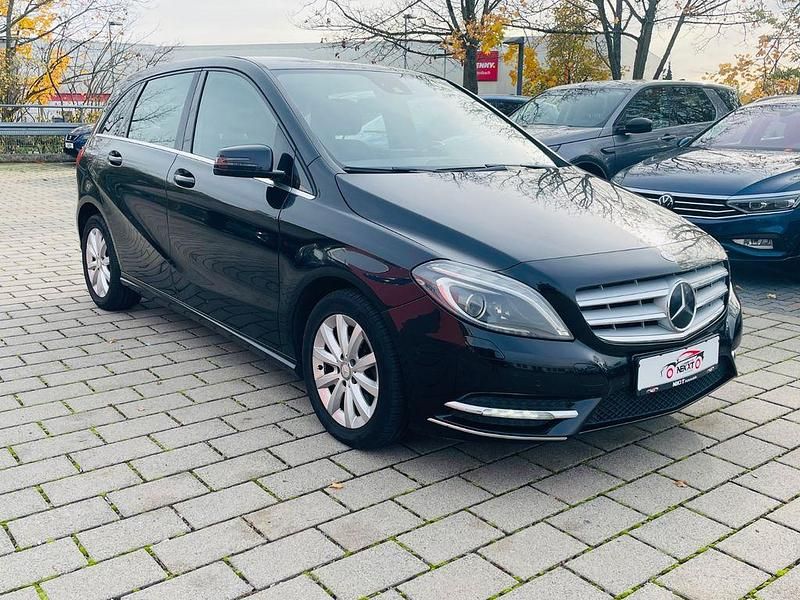 Gebraucht Mercedes B200 136 PS (100 kW) 2012 Kosmosschwarz  metalliclack Van / Kleinbus