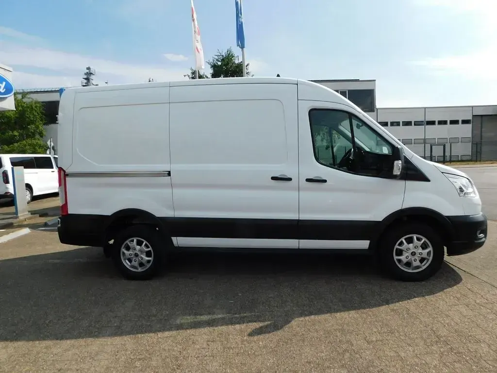 Gebraucht Ford Transit Trend 131 PS (96 kW) 2021 Weiß Van