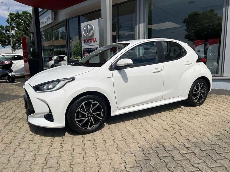 Weiss Gebraucht 2023 Toyota Yaris Team Limousine | 23.620 € (Teuer) - Bild 1/4