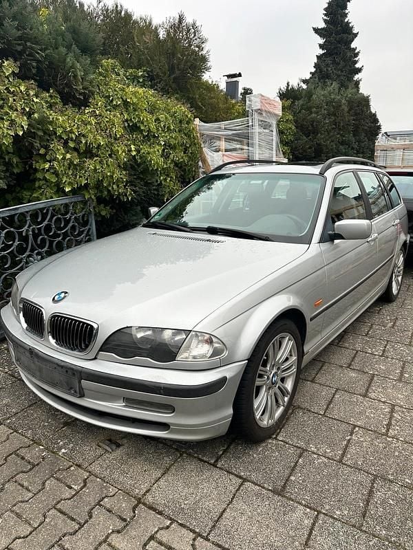Silber Gebraucht 2001 BMW 320 Kombi | 2.850 € (Etwas zu teuer) - Bild 1/3