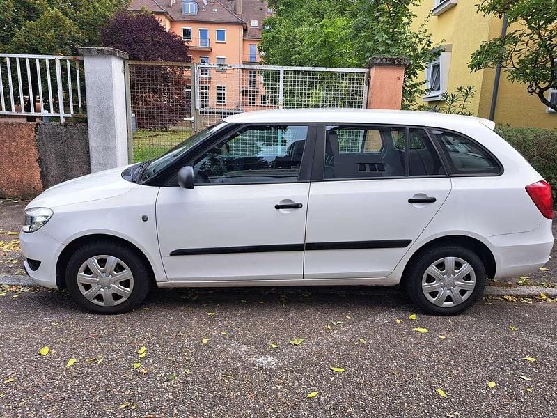 Weiß Gebraucht 2011 Skoda Fabia Classic Kleinwagen | 2.200 € (Guter Preis) - Bild 1/4