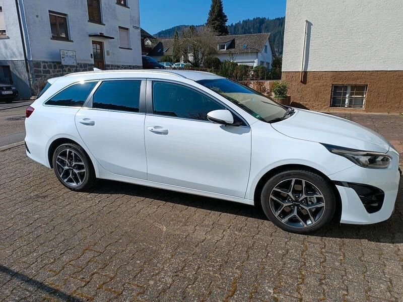 Weiß Gebraucht 2022 Kia Ceed 2 Kombi | 22.150 € (Fairer Preis) - Bild 1/4