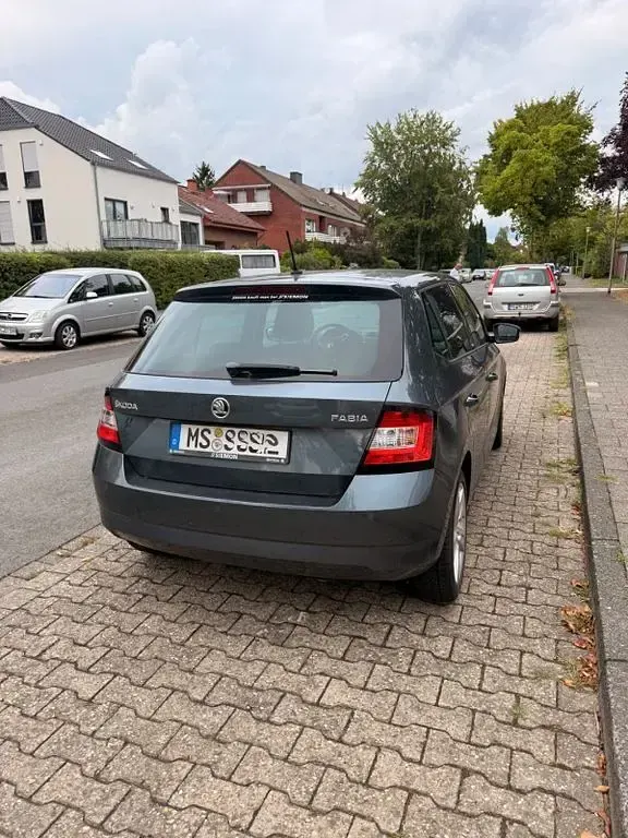 Gebraucht Skoda Fabia Joy 60 PS (44 kW) 2016 Grau Limousine