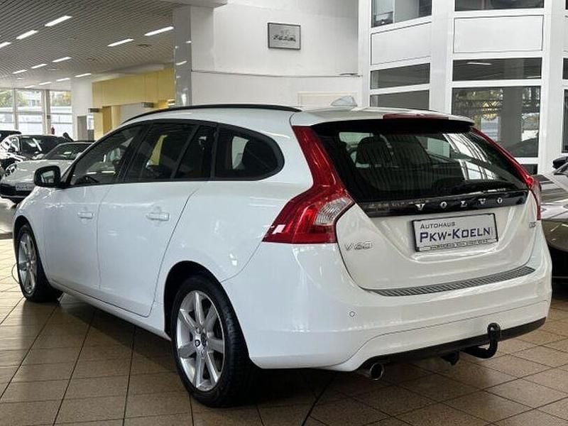 Gebraucht Volvo V60 Kinetic 150 PS (110 kW) 2018 Ice white, solid / solid (metallic) Kombi
