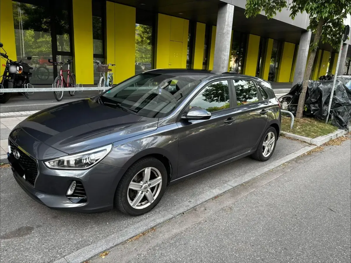 Gebraucht Hyundai i30 Select 110 PS (80 kW) 2017 Grau Limousine