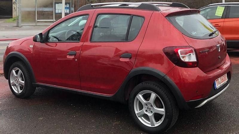 Rot Gebraucht 2014 Dacia Sandero Lauréate Kleinwagen | 7.699 € - Bild 1/1