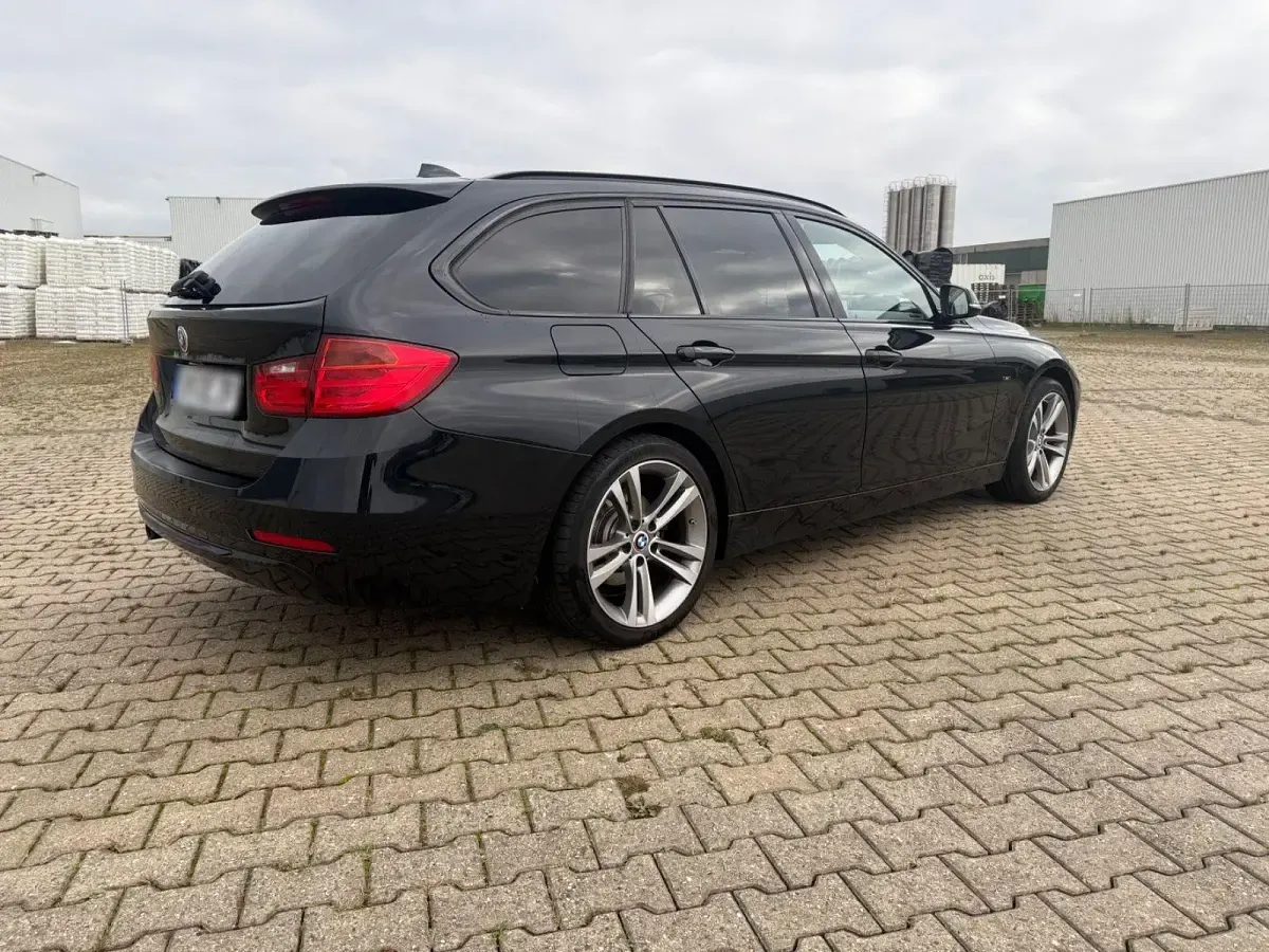 Gebraucht BMW 318 Sport Line 143 PS (105 kW) 2015 Schwarz Kombi