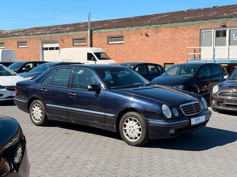 Gebraucht Mercedes E220 Elegance 143 PS (105 kW) 2001 Blau Limousine