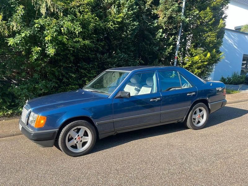 Gebraucht Mercedes E260 160 PS (117 kW) 1987 Blau Limousine