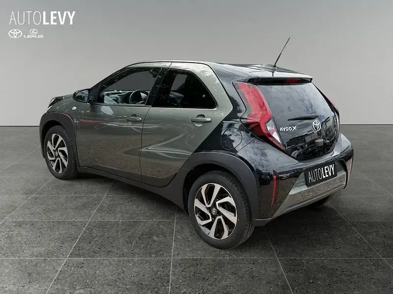 Gebraucht Toyota Aygo Pulse 72 PS (52 kW) 2023 Cardamon green 6w4/ black mica 209 (metallic) Kleinwagen