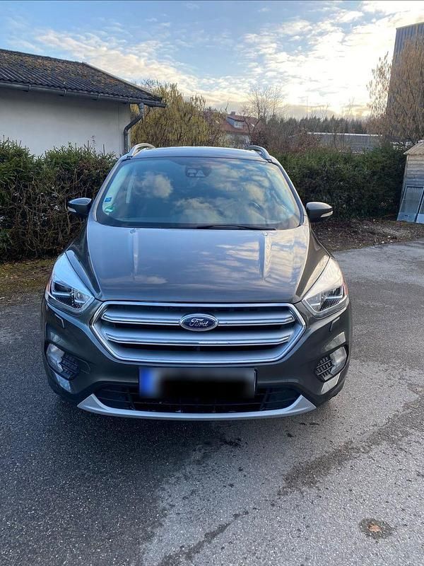 Gebraucht Ford Kuga Titanium 150 PS (110 kW) 2017 Grau SUV