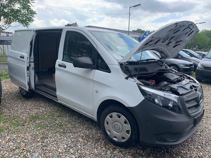 Weiß Gebraucht 2019 Mercedes Vito Van / Kleinbus | 11.000 € - Bild 1/4
