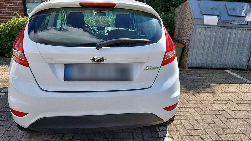 Weiß Gebraucht 2011 Ford Fiesta Trend Kleinwagen | 4.100 € (Guter Preis) - Bild 1/4