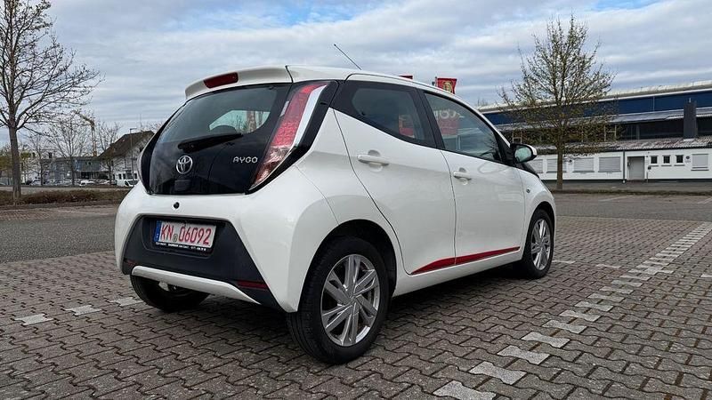 Gebraucht Toyota Aygo X-play 69 PS (50 kW) 2016 Weiß Kleinwagen
