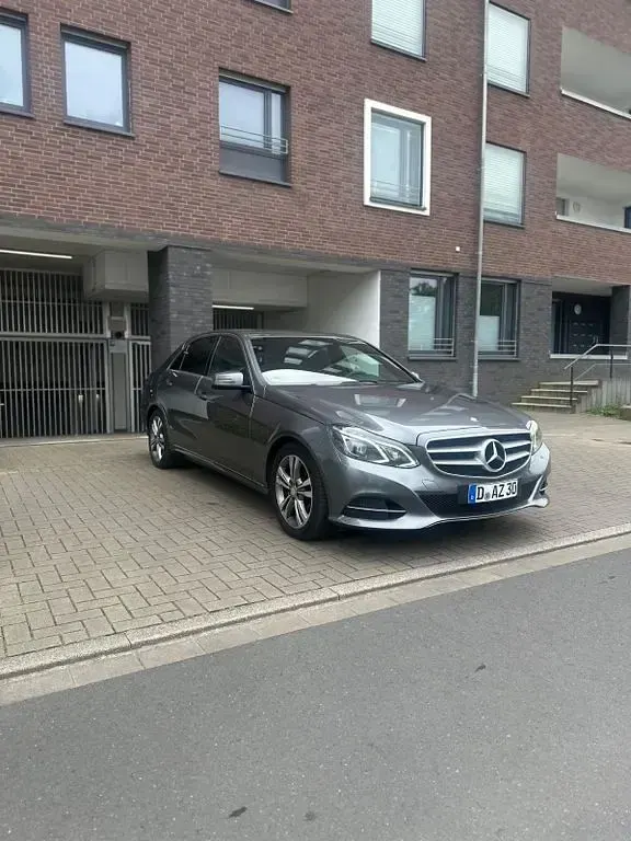 Gebraucht Mercedes E220 Avantgarde 170 PS (125 kW) 2017 Grau Limousine