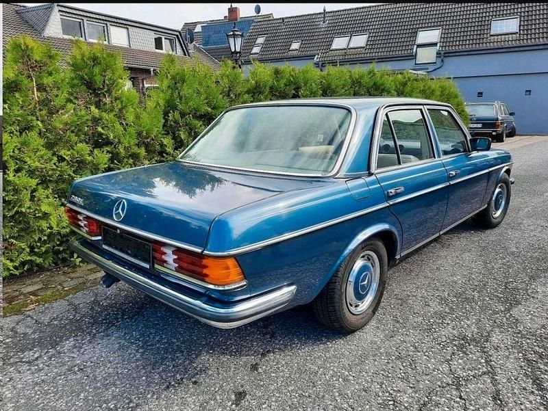 Gebraucht Mercedes E280 185 PS (136 kW) 1981 Blau Limousine