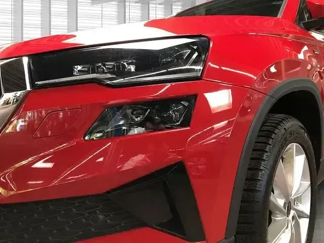 Gebraucht Skoda Karoq Tour 150 PS (110 kW) 2025 Rot SUV