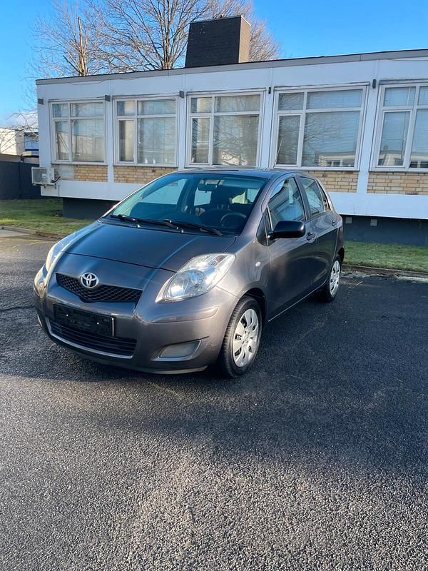 Grau Gebraucht 2010 Toyota Yaris Kleinwagen | 3.660 € (Fairer Preis) - Bild 1/4