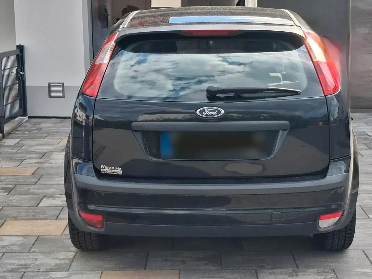 Używany Ford Focus 101 KM (74 kW) 2006 Czarny Sedan/Limuzyna