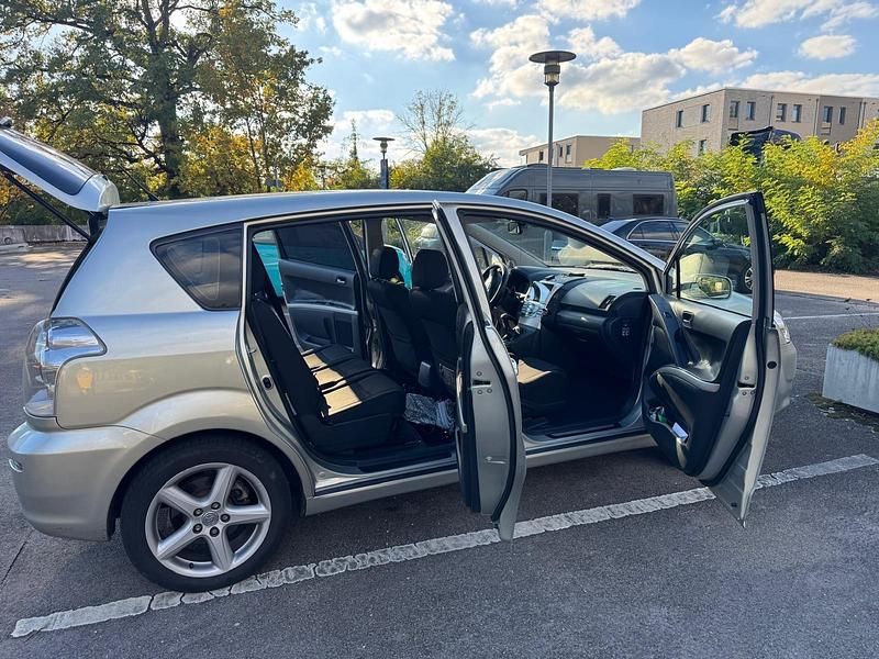 Silber Gebraucht 2005 Toyota Corolla Verso Van / Kleinbus | 6.000 € (Teuer) - Bild 1/4