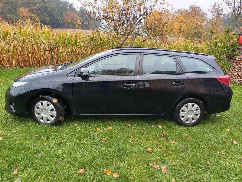 Gebraucht Toyota Auris 132 PS (97 kW) 2015 Schwarz Kombi