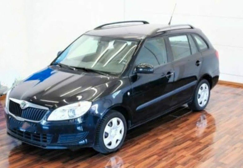 Schwarz Gebraucht 2010 Skoda Fabia Kombi | 2.999 € (Fairer Preis) - Bild 1/4