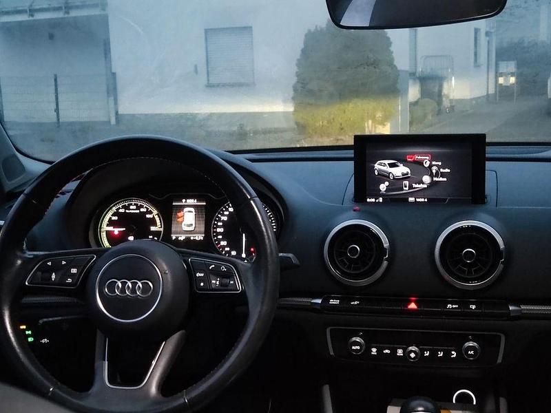 Blau Gebraucht 2017 Audi e-tron SUV | 13.980 € (Etwas zu teuer) - Bild 1/4