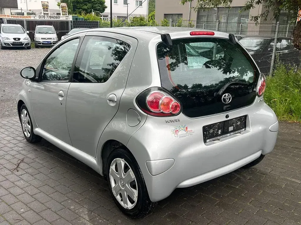 Gebraucht Toyota Aygo Cool 68 PS (50 kW) 2012 Silber Kleinwagen