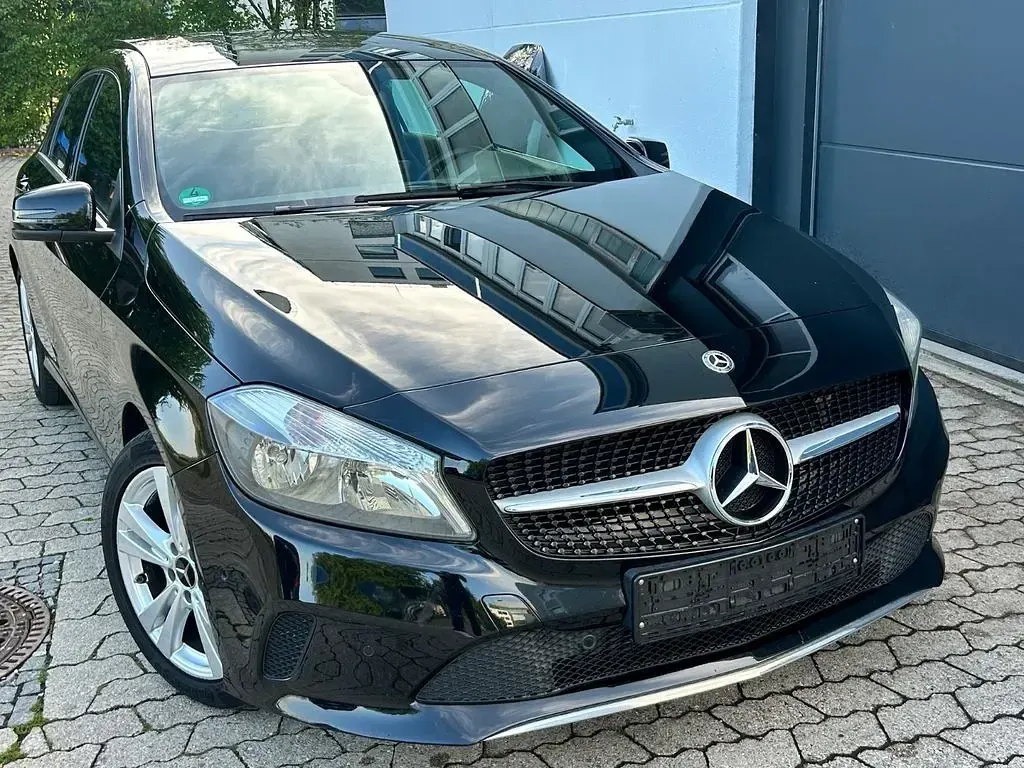 Gebraucht Mercedes A200 136 PS (100 kW) 2018 Nachtschwarz Limousine