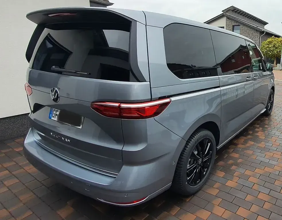 Gebraucht VW Multivan Style 150 PS (110 kW) 2025 Grau Van / Kleinbus