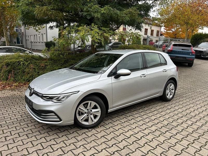 Reflexsilber metallic Gebraucht 2023 VW Golf VIII Life Limousine | 18.980 € (Superpreis) - Bild 1/4