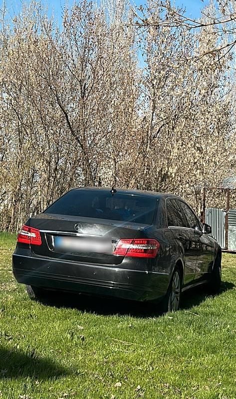 Gebraucht Mercedes E220 170 PS (125 kW) 2011 Schwarz Limousine