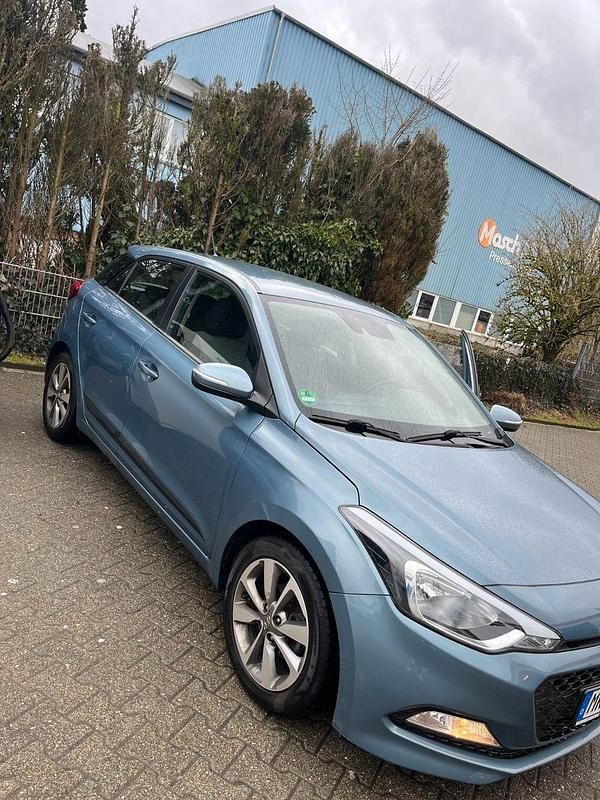 Gebraucht Hyundai i20 Style 101 PS (74 kW) 2015 Blau Kleinwagen