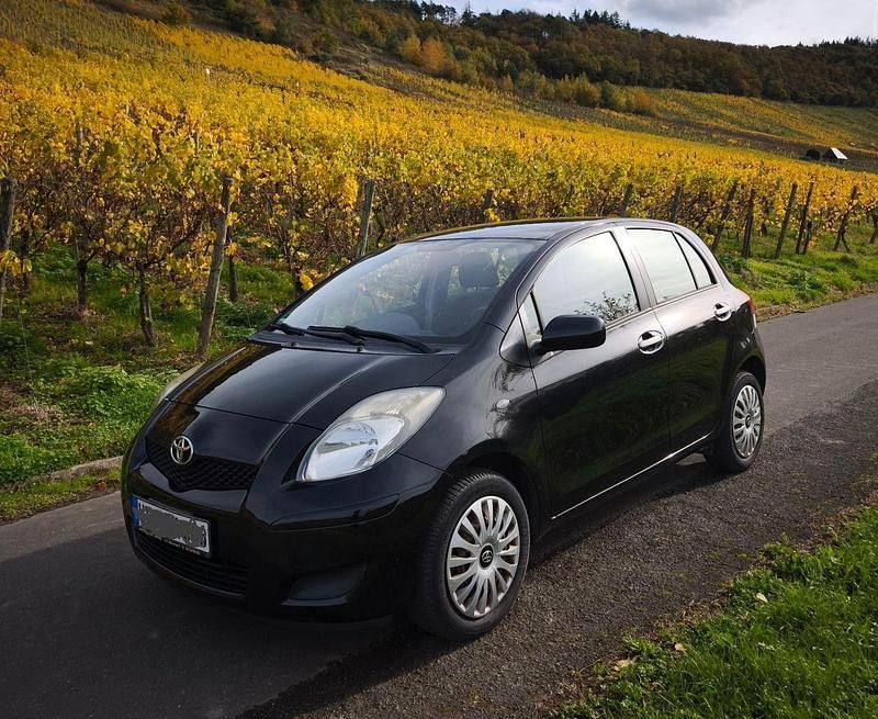 Schwarz Gebraucht 2011 Toyota Yaris Cool Kleinwagen | 3.250 € (Fairer Preis) - Bild 1/4