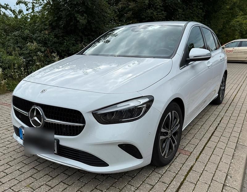 Weiß Gebraucht 2023 Mercedes B200 Advanced Van / Kleinbus | 28.500 € (Fairer Preis) - Bild 1/4