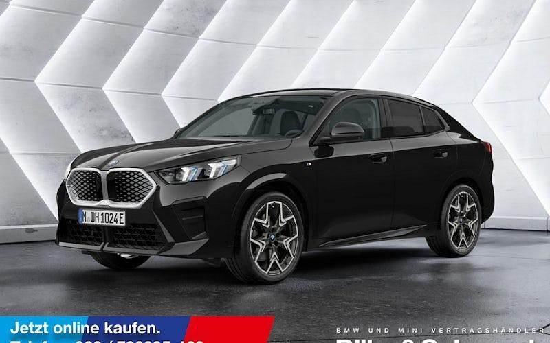 Black sapphire Neu 2025 BMW iX2 M Sport SUV | 70.420 € - Bild 1/4