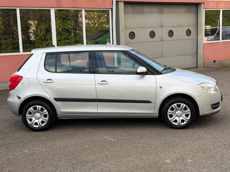 Gebraucht Skoda Fabia Ambiente 69 PS (50 kW) 2010 Silber Kleinwagen