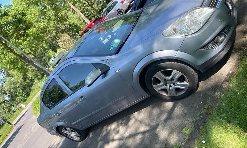 Grau Gebraucht 2009 Opel Astra Limousine | 4.000 € - Bild 1/4