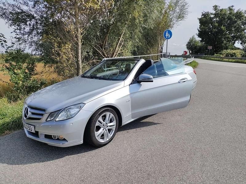 Silber Gebraucht 2010 Mercedes E200 Cabrio | 16.399 € (Fairer Preis) - Bild 1/4