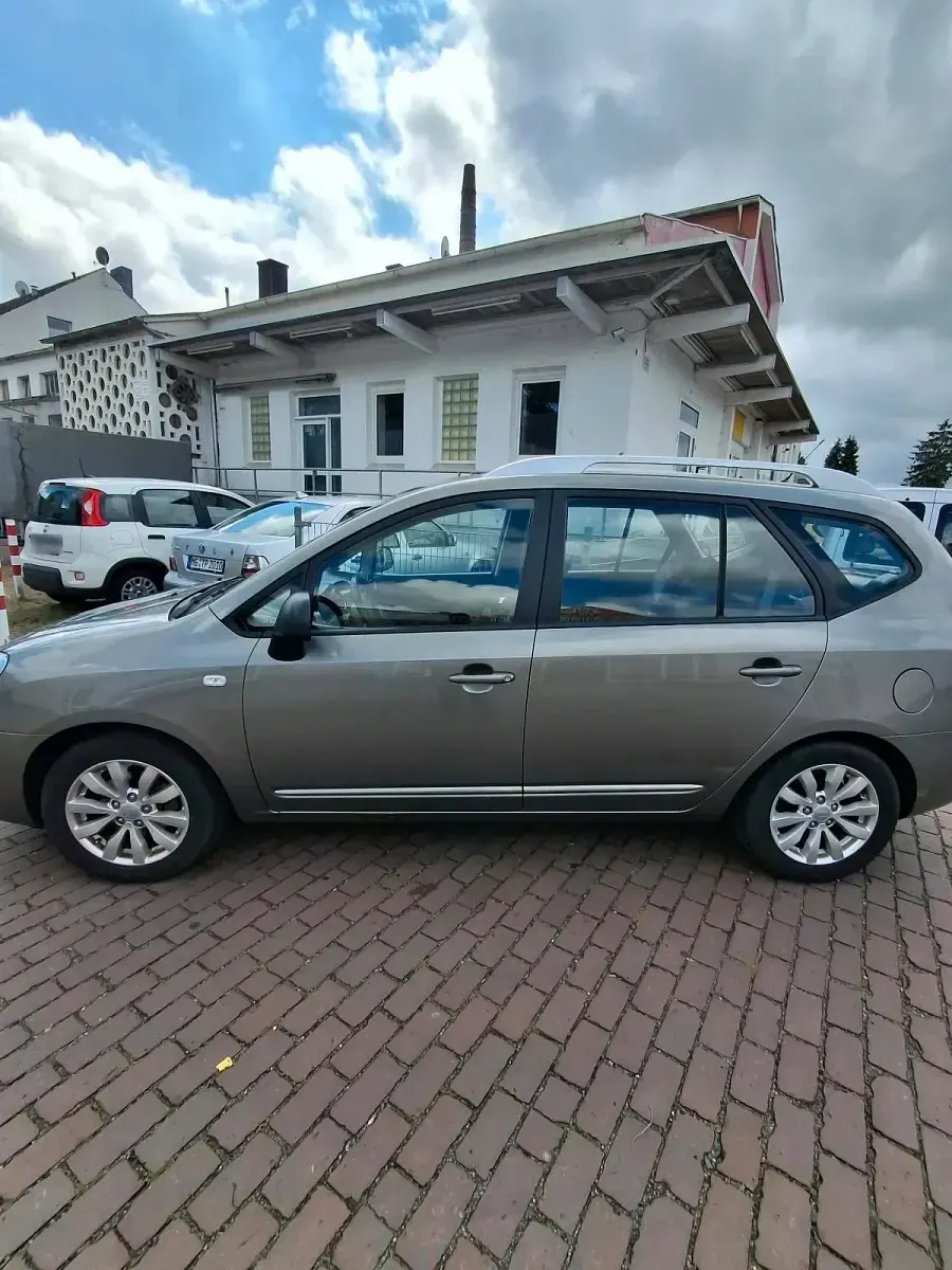 Gebraucht Kia Carens 128 PS (94 kW) 2012 Grau Van / Kleinbus