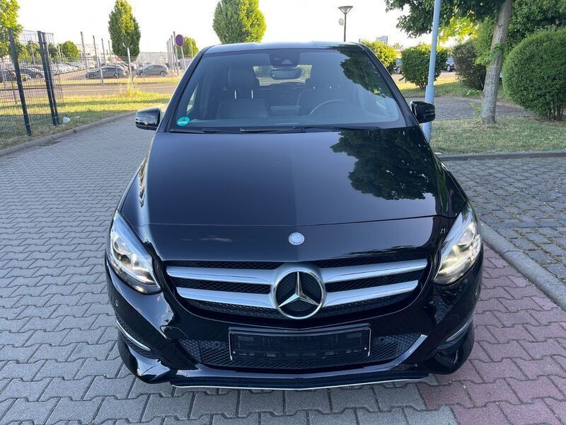 Schwarz Gebraucht 2015 Mercedes B200 Van / Kleinbus | 11.999 € (Fairer Preis) - Bild 1/4