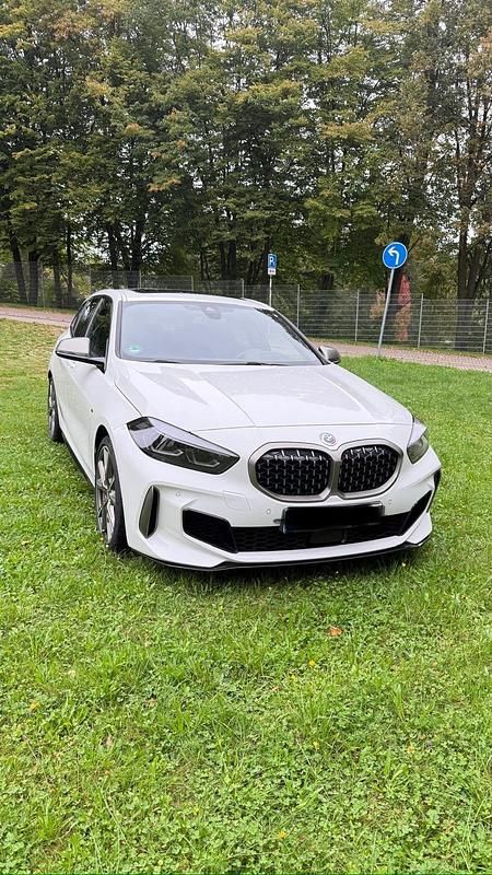 Weiß Gebraucht 2022 BMW M135 Kleinwagen | 32.700 € (Guter Preis) - Bild 1/4